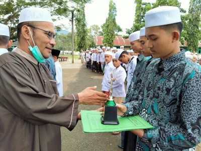 Pembagagian Tropi Lomba
