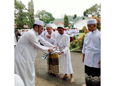 Mudir Membagikan Sandal
